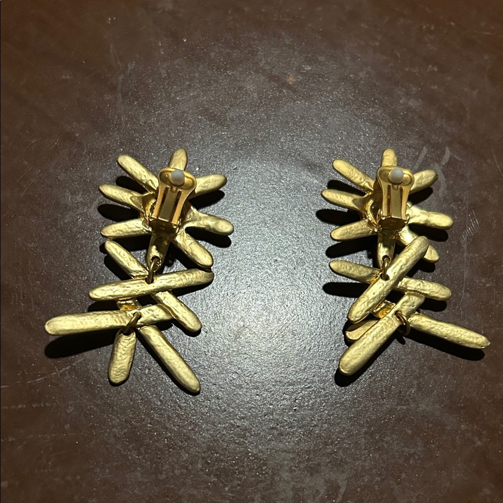 Gold Tone Unsigned Statement Clip-On Earrings! - image 3